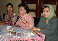 Ketua TP-PKK Kukar Ninuk Darmini didampingi Ketua PKK Muara Muntai Farida Juhri (kiri) dan pengurus PKK Kukar Hj Dayang Safiah Alwi (kanan) saat memberikan pengarahan di Kecamatan Muara Muntai