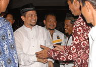 Warga dan simpatisan PKS Kukar menyalami Hadi Mulyadi