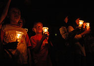 Dengan membawa lilin, anak-anak maupun mahasiswa di Tenggarong melakukan aksi damai di depan kantor PLN Ranting Tenggarong