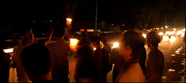 Suasana aksi damai di tepi Jl KH Akhmad Muksin, Tenggarong, Rabu (06/06) malam