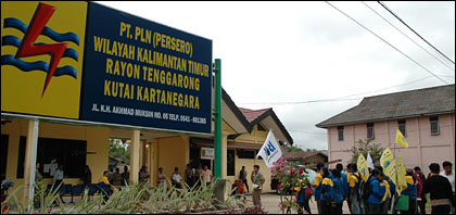 Suasana aksi damai mahasiswa dan masyarakat Kukar di kantor PT PLN Tenggarong tadi siang
