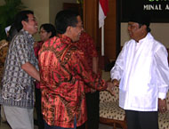 Plt Bupati Kukar H Samsuri Aspar menyalami jajaran manajemen VICO Indonesia