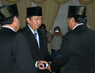 Drs HM Husni Thamrin MM (tengah) secara simbolis menerima nota dinas jabatan Plt Sekretaris Kabupaten Kukar dari Bupati H Syaukani HR dengan disaksikan pejabat lama H Eddy Subandi (kiri)