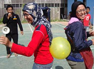 Lomba Joget Balon yang mesti dibawakan secara berpasangan