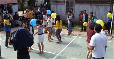Suasana Lomba Joget Balon yang cukup meriah di lapangan bulutangkis RT 48 Kelurahan Loa Ipuh