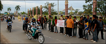 Suasana aksi damai PMII Kukar di sekitar Jembatan Kartanegara, Tenggarong, dalam rangka memperingati Hari AIDS se-Dunia