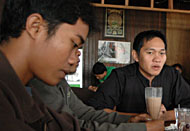Ketua PMII Kukar Junaidi (kanan) bersama Sekretarisnya, Wahyudi, menuntut transparansi dan uji publik terhadap APBD Kukar 2007