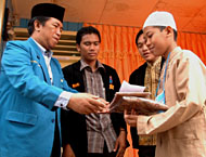 H Noor Muhammad menyerahkan bingkisan dari PMII Kukar bagi peserta khitanan massal