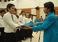 Ketua Umum PC PMII Kukar 2006-2007 Junaidi (kiri) menerima jaket almamater dari Ketua PKC PMII Kaltim Faisal