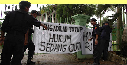 Para anggota Gepak menutup pagar PN Tenggarong dengan spanduk