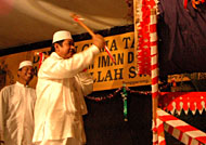 Bupati Kukar H Syaukani HR didampingi Kapolres AKBP Darmawan Sutawijaya saat membuka Lomba Gema Takbir dengan penabuhan bedug