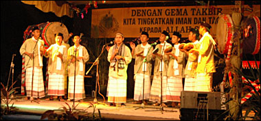 Penampilan salah satu peserta Lomba Gema Takbir 1427 yang digelar Polres Kukar dalam rangka menyambut Idul Fitri