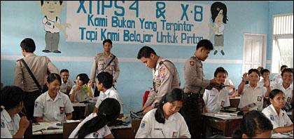 Suasana pemeriksaan oleh petugas kepolisian terhadap barang bawaan para pelajar di salah satu ruang kelas SMAN 1 Tenggarong dalam Operasi Cinta Kasih, Senin (27/02) kemarin