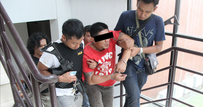 Petugas Opsnal Polres Kukar menggiring Oskar untuk menjalani pemeriksaan terkait kasus pencurian tabung gas elpiji di wilayah Kukar 