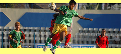 Suasana pertandingan antara Kukar (Hijau-Kuning) vs Kutim (Merah-Merah) yang berakhir imbang 2-2 kemarin sore