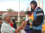 Bupati Kutai Timur H Awang Faroek Ishack saat menyerahkan medali emas kepada perenang Kukar