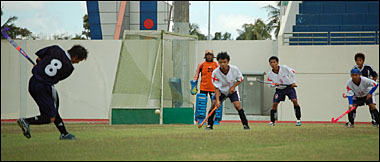 Suasana pertandingan hoki putra antara Kukar (Biru Tua) melawan Samarinda (Putih) kemarin pagi