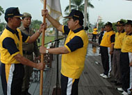 Bupati H Syaukani HR menyerahkan bendera kontingen Kukar kepada komandan upacara Bambang Sugiyanto