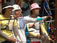 Pemanah nasional Indonesia Hamdiah (tengah) menjadi tulang punggung tim panahan putri Kukar di ajang Porprov III Kaltim