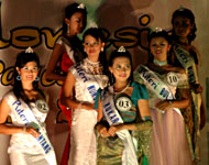 Aji Melinda Dellyna Sari atau Delly (nomor 03) saat tampil bersama finalis lainnya dalam grandfinal PPI Kaltim 2005