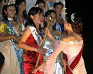 Senyum bahagia Tri Anggariany (kiri) saat menerima tongkat Puteri Indonesia Kaltim dari Desi