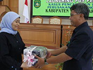 Kepala Bapedalda Kukar Ir Bahteramsyah (kanan) saat menerima bantuan secara simbolis dari Asisten Deputi Sengketa Lingkungan Hidup Ny Inar Ichsanah Ikhsan