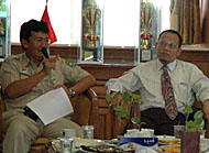 Sekkab Kukar HM Husni Thamrin (kiri) ketika memberikan pengarahannya