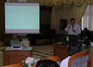 Staf PT Buana Lestari Abadi saat mempresentasikan keunggulan Teknologi Incenerator untuk pengolahan sampah