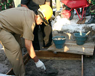 Bupati Kukar H Syaukani HR tengah meletakan batu pertama proyek pembangunan Masjid Besar Syapa�atul Ikhwan Samboja
