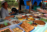 Aneka macam jajanan khas yang dapat ditemui di Pasar Ramadhan