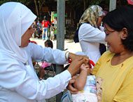 Salah seorang petugas Puskesmas ketika melaksanakan kegiatan imunisasi massal. Belum cairnya dana pengadaan obat yang diperlukan bagi seluruh Puskesmas menyebabkan stok obat-obatan di Kukar semakin menipis
