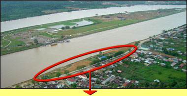 Kawasan lokasi pembangunan jembatan gantung bagi pejalan kaki menuju pusat rekreasi dan wisata Pulau Kumala