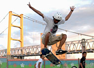 Aksi salah seorang skater asal Balikpapan yang turut bergabung dengan rekan-rekannya di Tenggarong