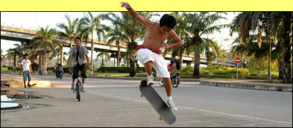 Meluncur sambil melompat merupakan salah satu teknik yang harus dikuasai para skater sejati