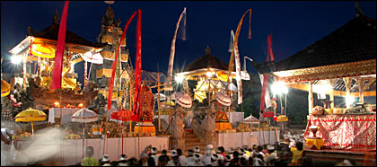Salah satu ritual umat Hindu Dharma di Pura Payogan Agung, Kelurahan Loa Ipuh, Tenggarong