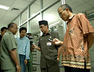 Kepala Kantor Pusdatinkom Kukar Hifsi G Fachrannas (kiri) mendampingi Ass I Pemkab Kukar HA Ridwan Sya'ranie dan Heru Suprayitno dari Depkominfo RI yang tengah mencoba fasilitas telepon CDMA