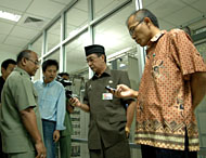 Kepala Kantor Pusdatinkom Kukar Hifsi G Fachrannas (kiri) mendampingi Ass I Pemkab Kukar HA Ridwan Sya'ranie dan Heru Suprayitno dari Depkominfo RI yang tengah mencoba fasilitas telepon CDMA