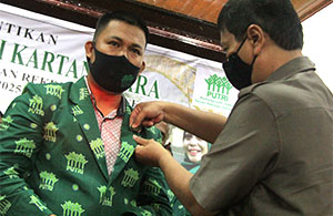Staf Ahli Bupati Kukar Wicaksono menyematkan pin PUTRI kepada Ahmad selaku Ketua DPC PUTRI Kukar 