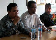 Anggota DPR RI dari Fraksi PKS M Qodari (kiri) didampingi Ketua DPW PKS Kaltim H Ali Hamdi dan Ketua DPD PKS Kukar H Harun Arrasyid saat bertatap muka dengan para konstituennya di Tenggarong