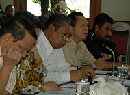 Wabup Samsuri Aspar (kemeja putih) tampak serius mendengarkan pendapat Kapolres AKBP Suroto (kedua dari kanan)