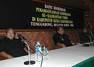 Wakil Bupati Kukar H Samsuri Aspar (tengah) didampingi Kepala Bapemas Provinsi Kaltim H Aji Muhammad Hatta (kiri) dan Wakil Ketua DPRD Kukar HM Yusuf AS sebelum membuka Rakor Penanggulangan Kemiskinan se-Kaltim