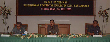 Bupati Kukar H Syaukani HR (tengah) didampingi Ketua DPRD H Bachtiar Effendi (kiri) dan Wakil Bupati H Samsuri Aspar (kanan) saat memimpin Rakor di lingkungan Pemkab Kukar, Rabu (20/07) kemarin