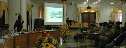 Ir Sugiyanto MM (berdiri) ketika memaparkan detail pembangunan beberapa venues atau arena pertandingan