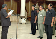 Wabup Samsuri Aspar saat mengukuhkan PPD RANHAM Kukar yang diketuai Sekkab HM Husni Thamrin