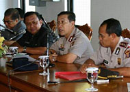 Wakapolda Kaltim Brigjen Pol Drs HM Suwondo ketika memberikan pengarahan dalam pertemuan tertutup dengan penyelenggara dan penanggungjawab Pilkada Kukar