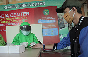 Salah seorang jurnalis mengikuti rapid test yang digelar di Dinkes Kukar