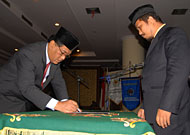 HM Aswin menandatangani berita acara pelantikan sebagai Rektor Unikarta di hadapan Ketua YKK Suroto