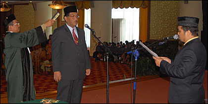 Pengambilan sumpah jabatan Dr HM Aswin sebagai Rektor Unikarta periode 2009-2013 oleh Ketua YKK Suroto