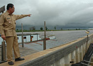Adji Ridwan Sya'ranie saat meninjau proyek penurapan di Kecamatan Kota Bangun