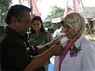 Wabup H Samsuri Aspar menyematkan Pin Senyum kepada salah seorang perwakilan dokter